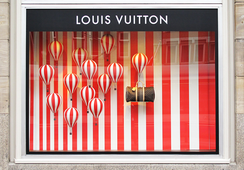 LOUIS VUITTON windows design leather  Window display design, Window  display, Interior signs